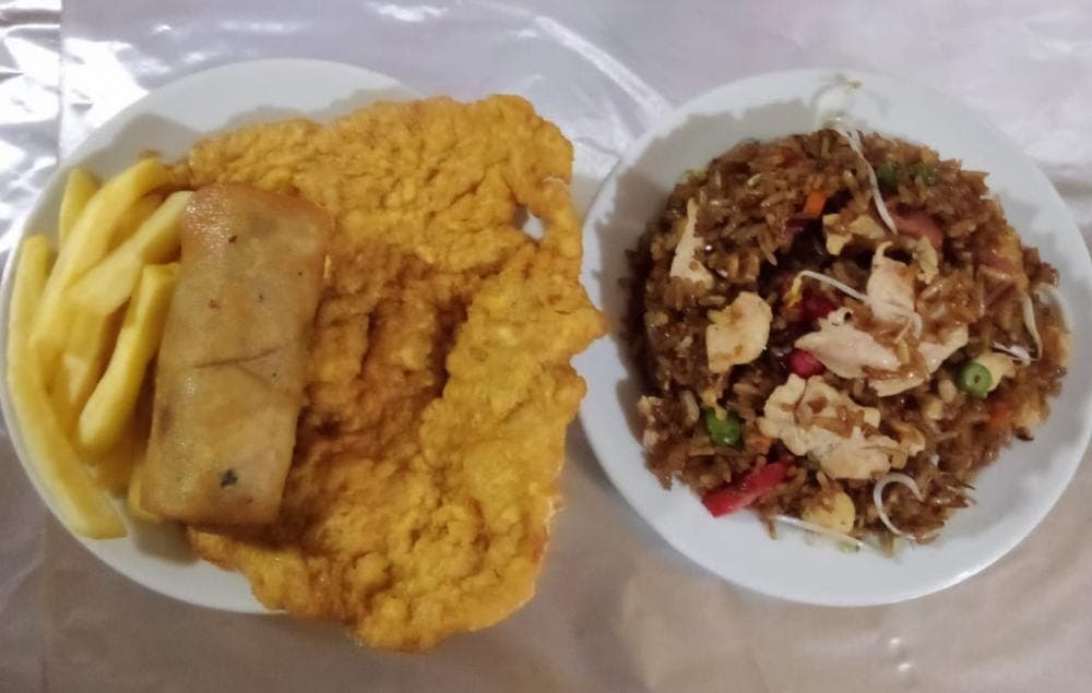 Personal Arroz Chino con Chuleta, Lumpia y Papa