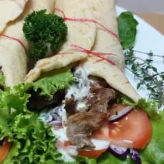 Combo Gyro Cordero y Falafel con Papas y Refresco