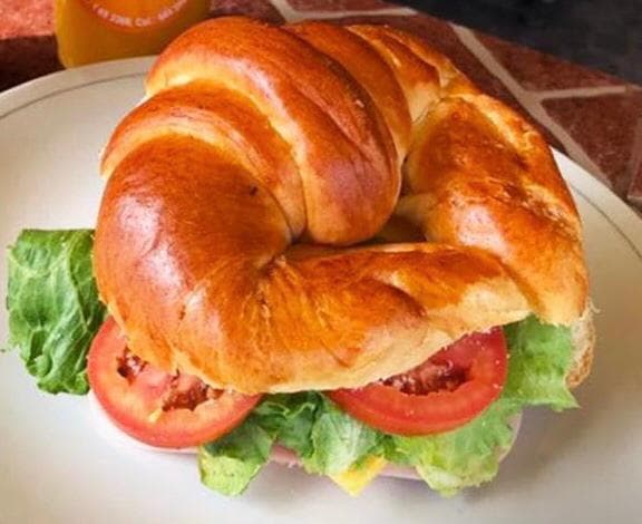 CUERNO DE JAMÓN CON QUESO.