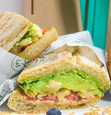 Sándwich Caprese + Jugos clásico