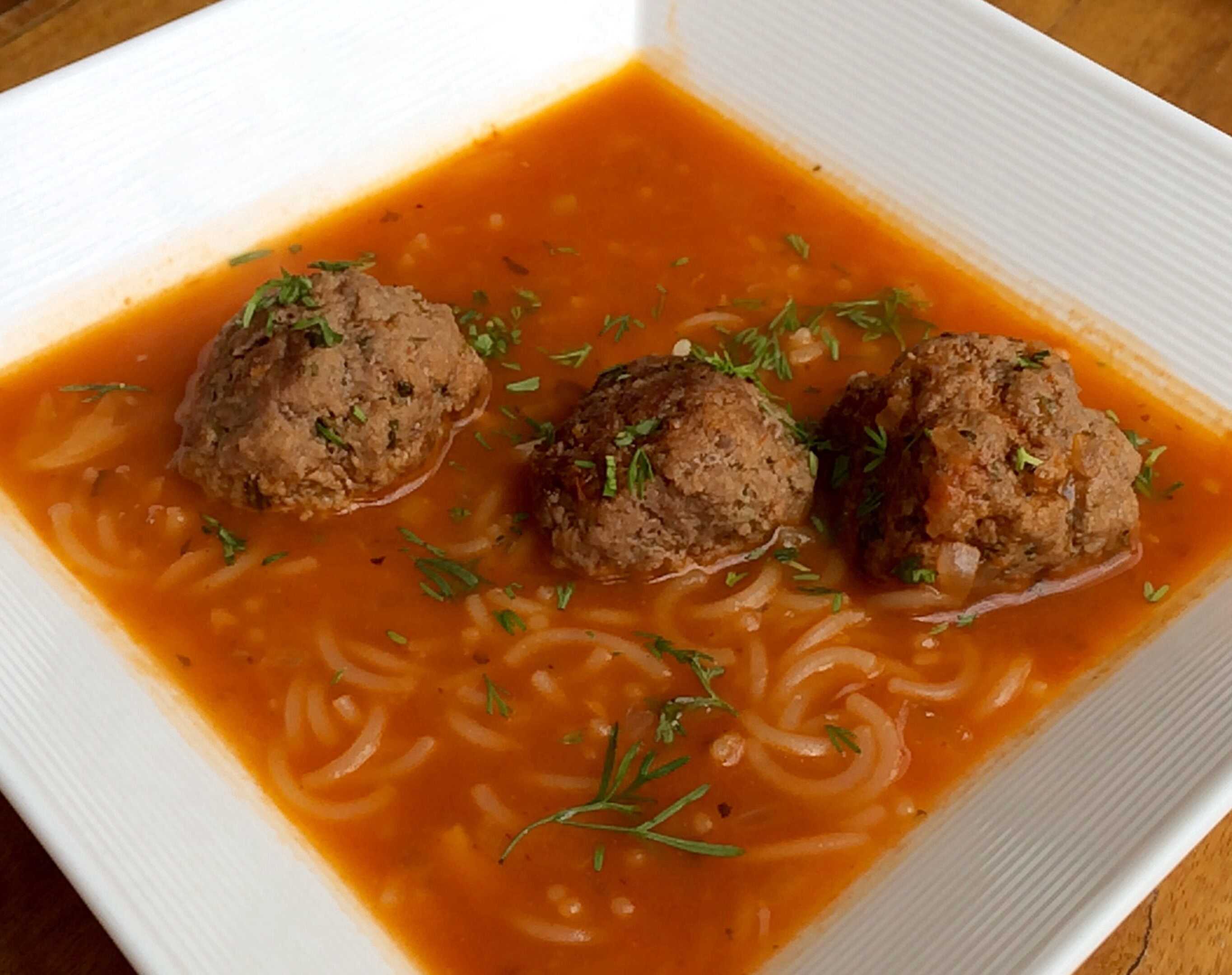 Sopa de Fideo con Albóndigas