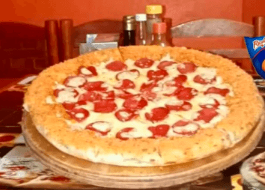 Pizza con orilla de queso philadelphia