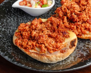 Molletes con Chorizo