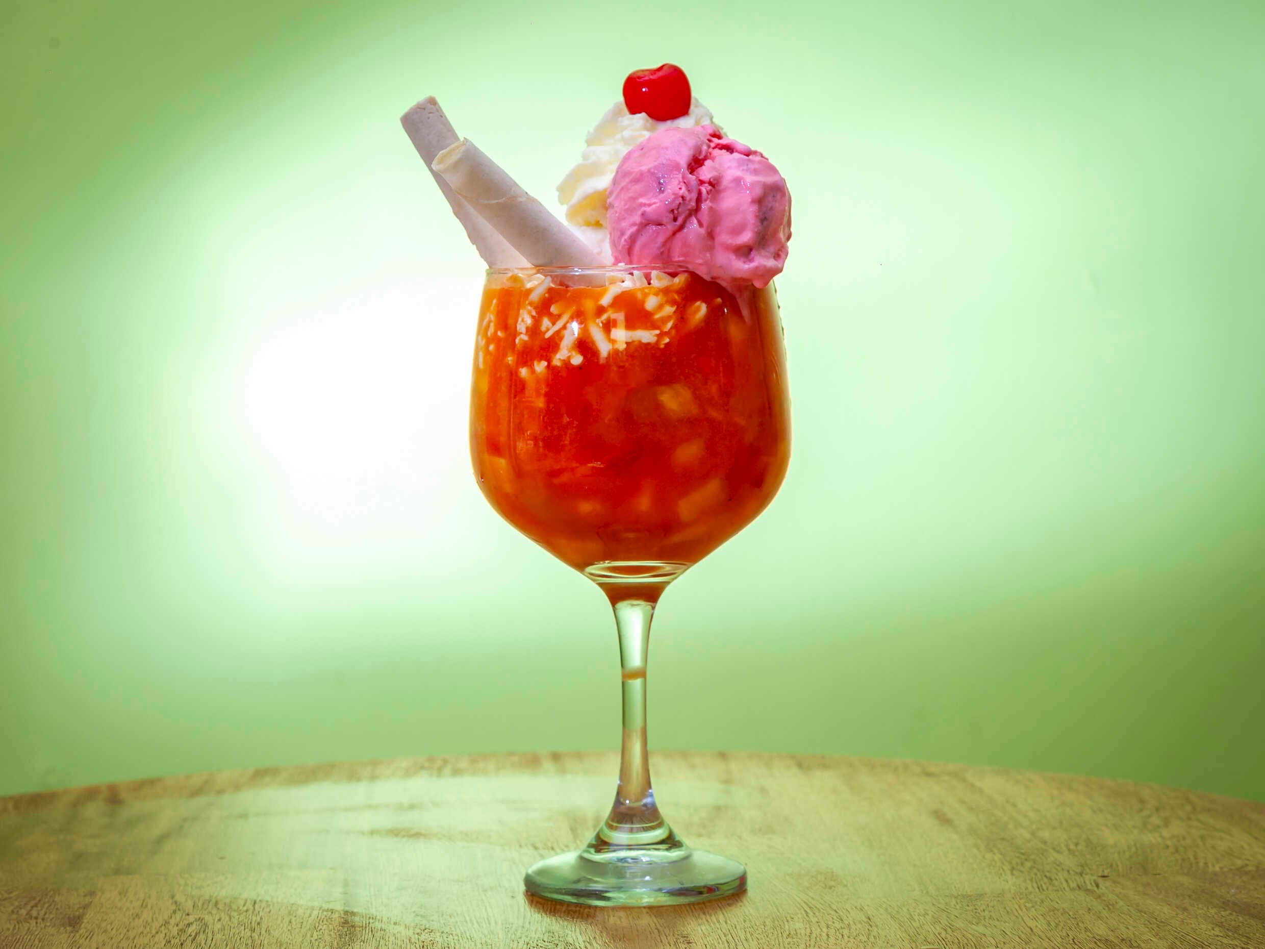 Salpicón Con Doble Helado Y Chantilly