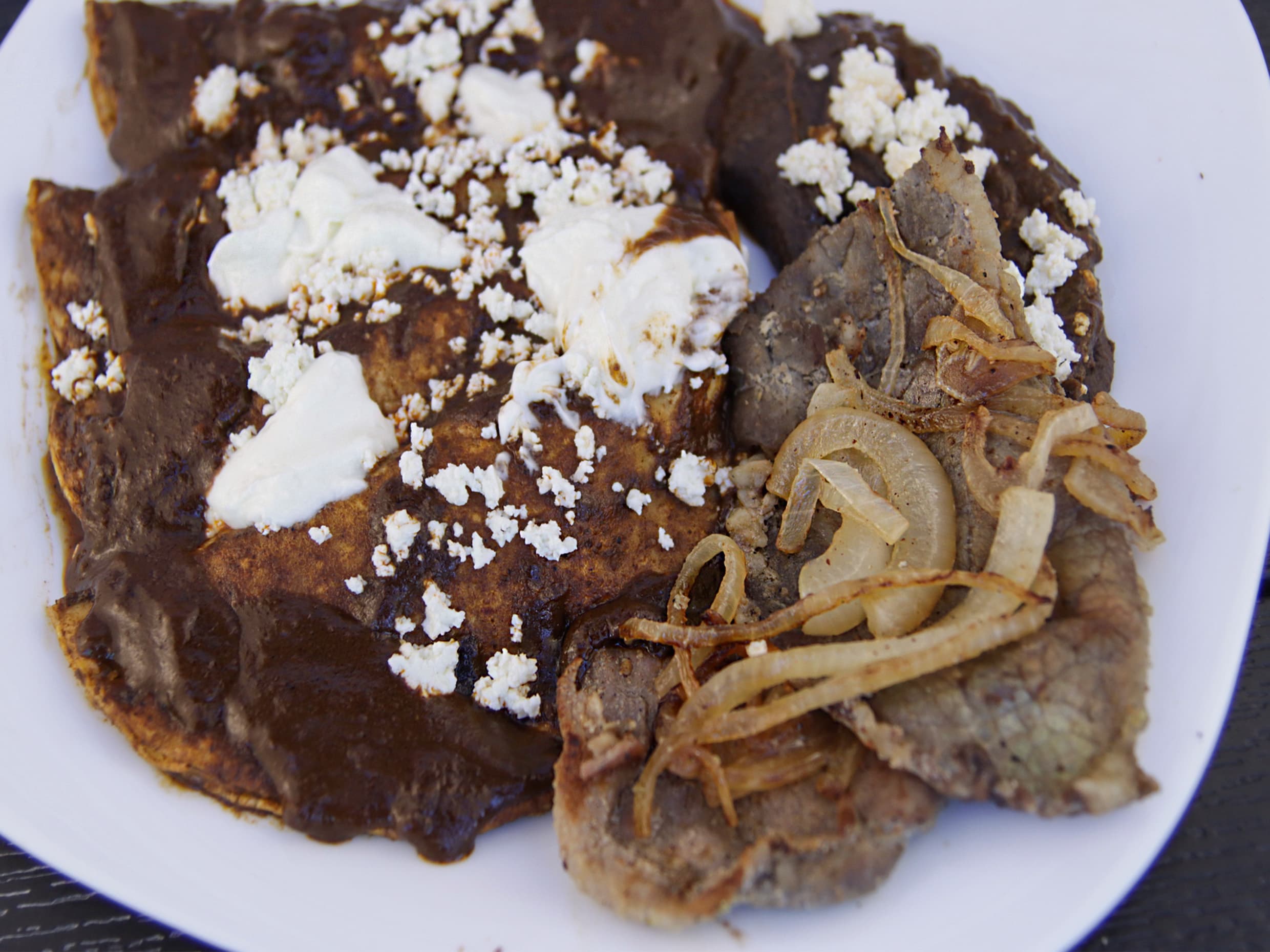 Orden de 4 Enmoladas Rellenas de Queso y Bistec