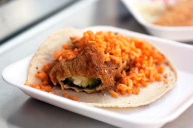 Taco de chile relleno con arroz