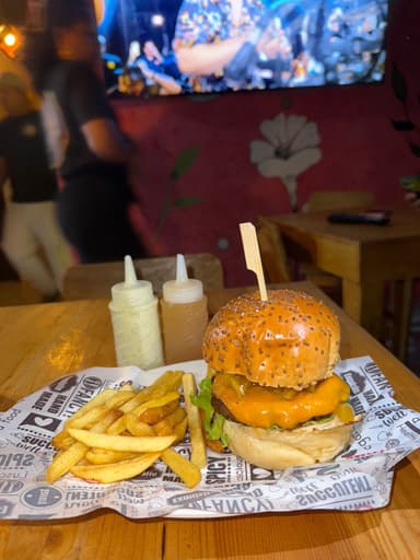 Hamburguesa clasica + Papitas
