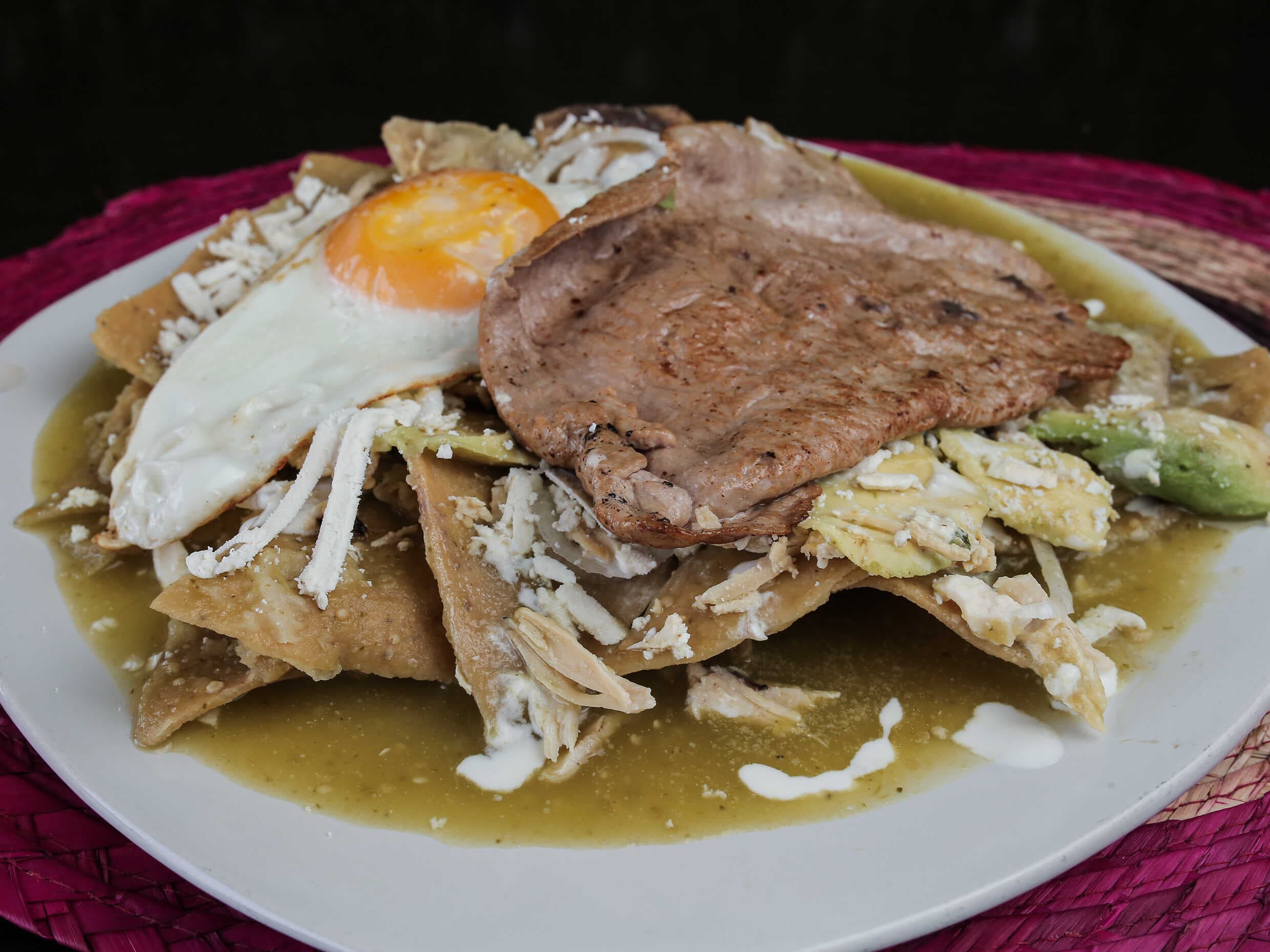 Chilaquiles con Pollo, Huevo y Bisteck.