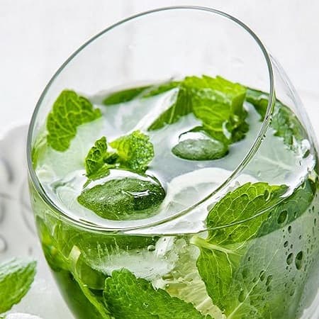 Agua de Yerbabuena con Limon
