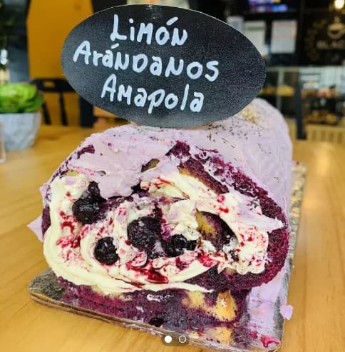 Arrollado Limón, Arándanos y Amapola