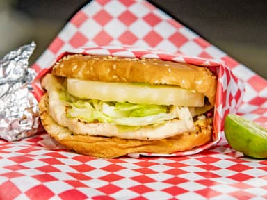Hamburguesa con Pechuga de Pollo Hawaiana