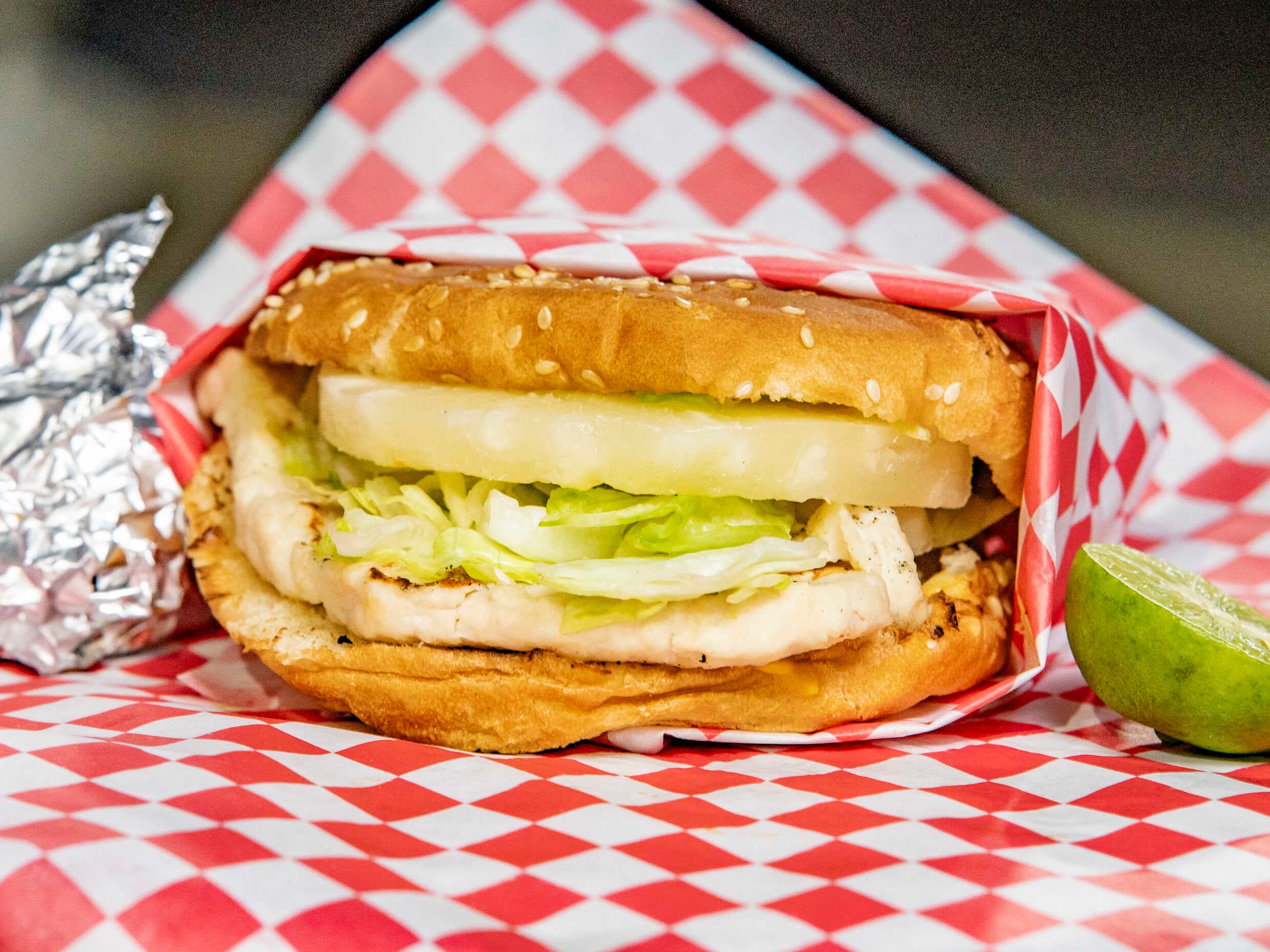 Hamburguesa con Pechuga de Pollo Hawaiana