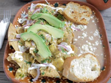 Chilaquiles Medianos con Tiras de Pollo Sazonado