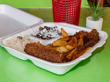 Milanesa de Res con papas a la francesa.