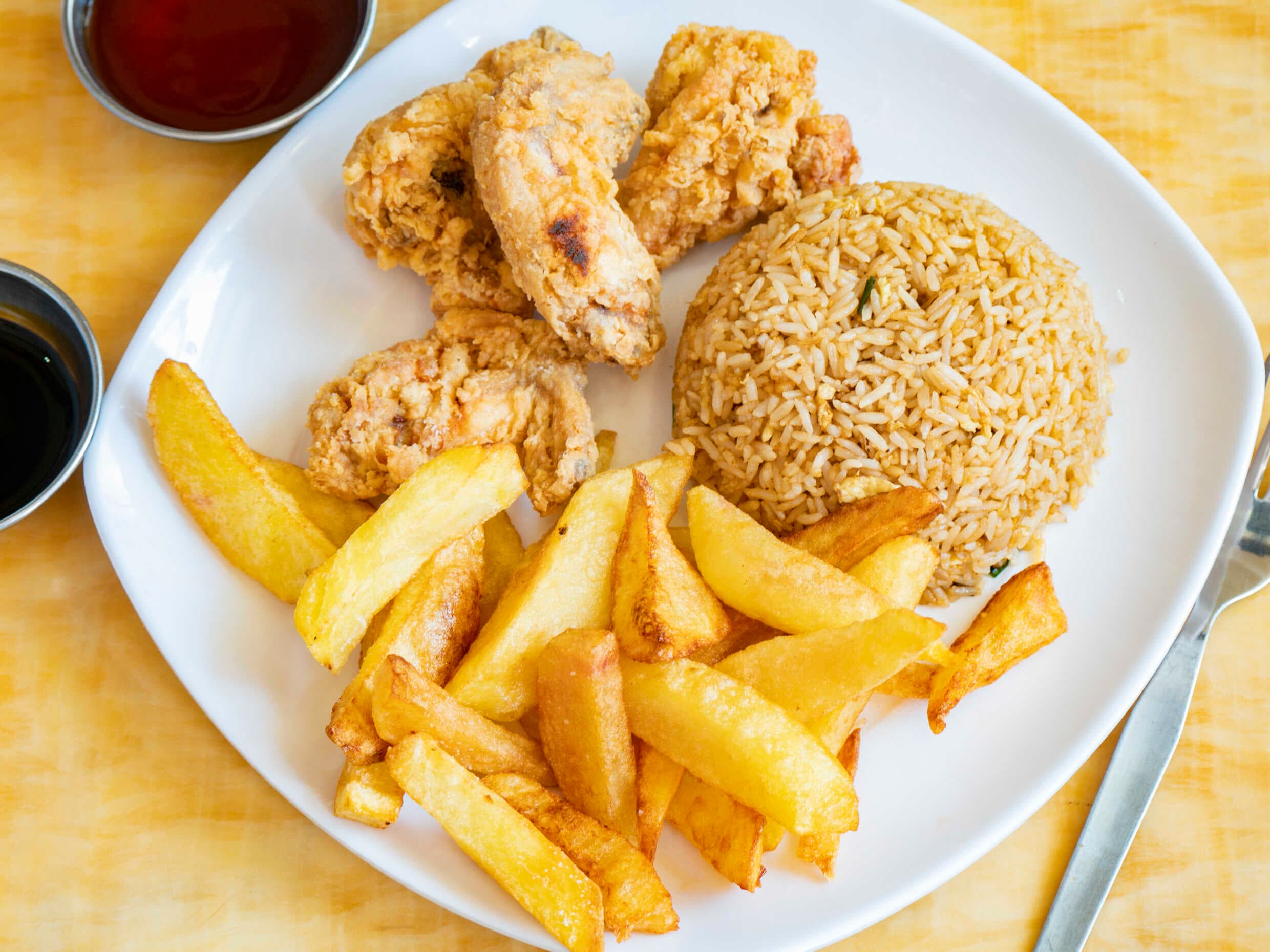 Alitas Broaster, Papas Fritas con Arroz Chaufa