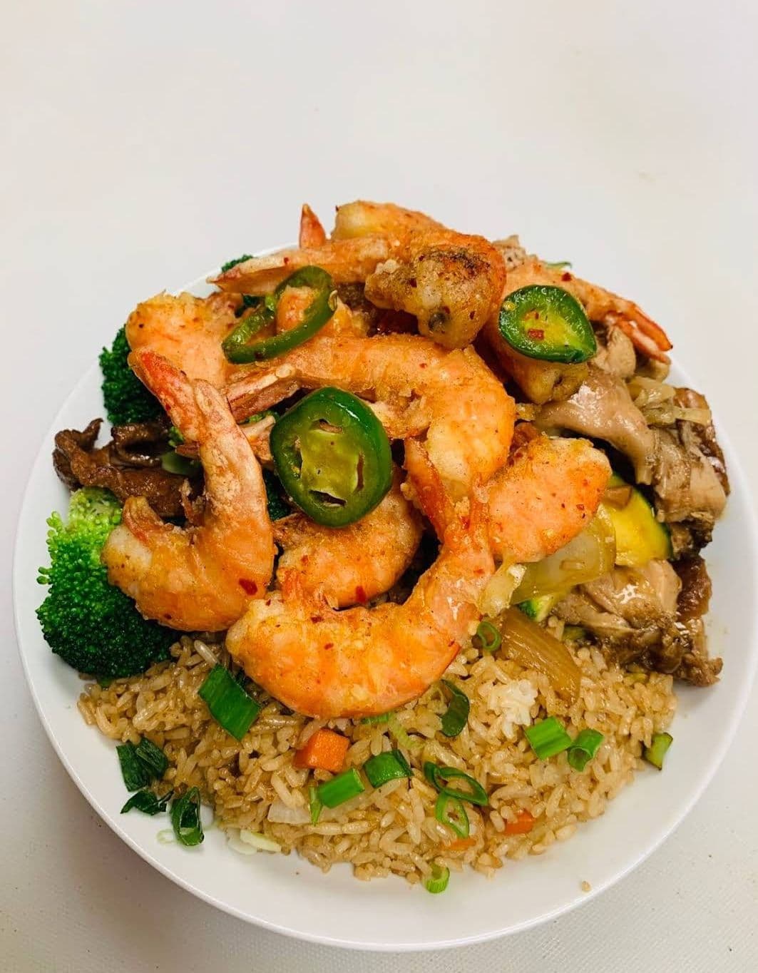 Platillo de camarones y 1 guiso a escoger