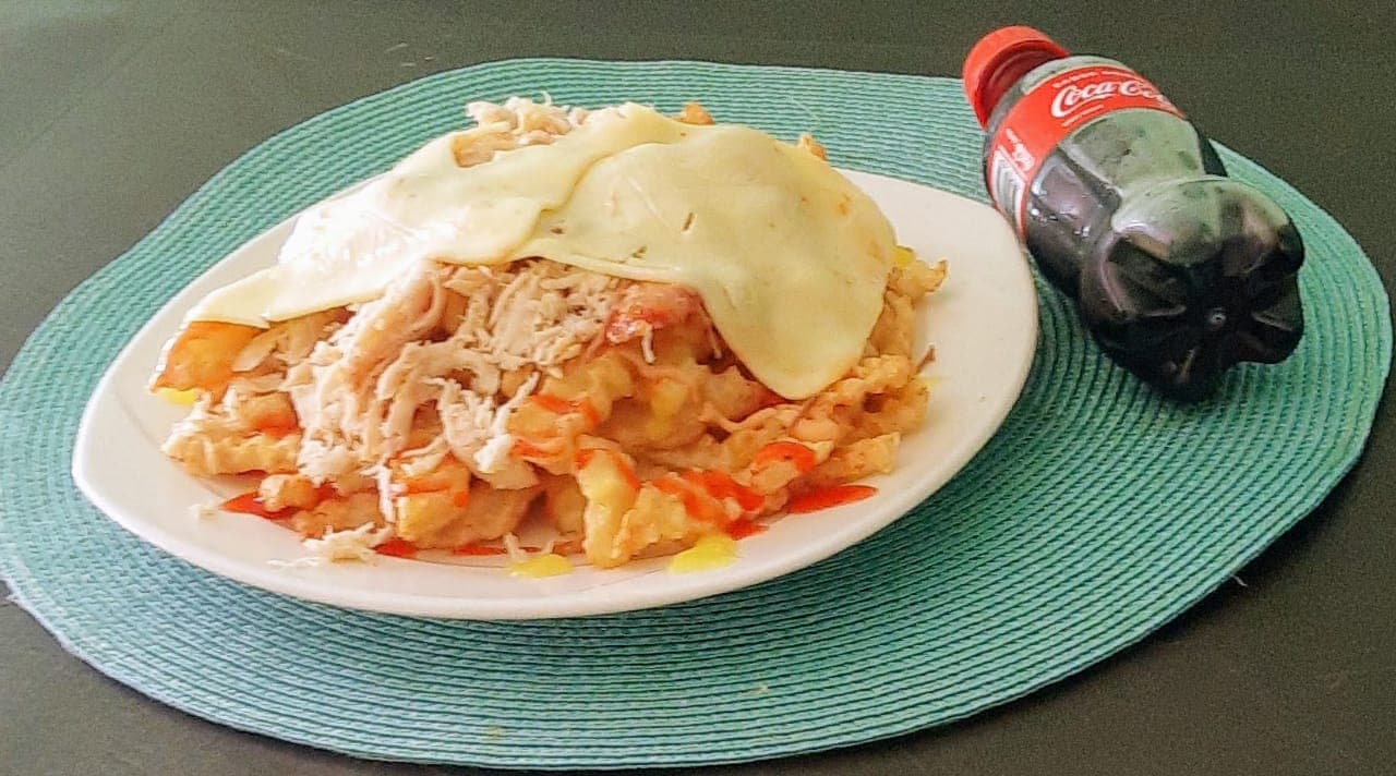 Salchipapa con Pollo desmechado Gratinado