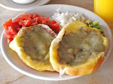 Molletes c/tocino o chorizo+Fruta+Jugo de Naranja