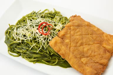 Tallarín Verde con Milanesa de Pescado
