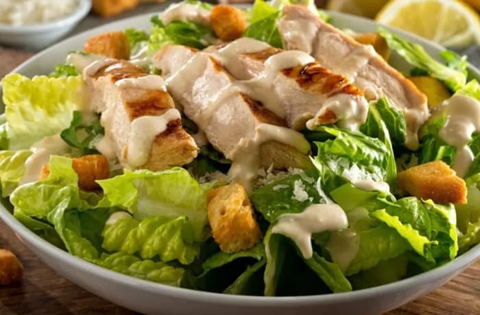Ensalada Cesar con Pollo y Pasta