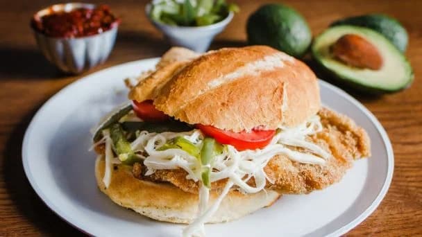 ELIGE TU TORTA MAS AGUA DE FRUTA