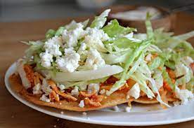 Tostada de Tinga de Pollo