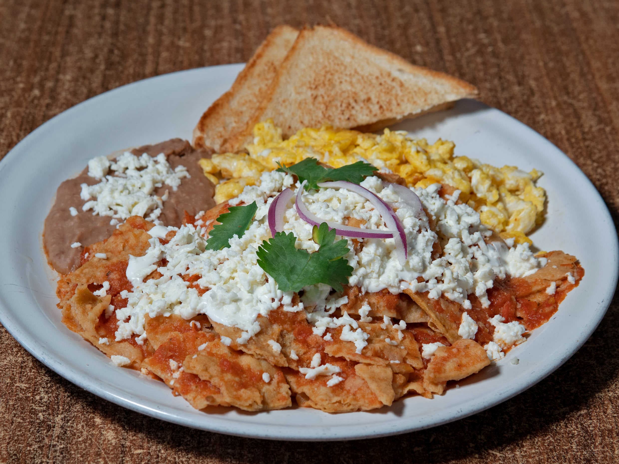 Chilaquiles con Huevo Revuelto