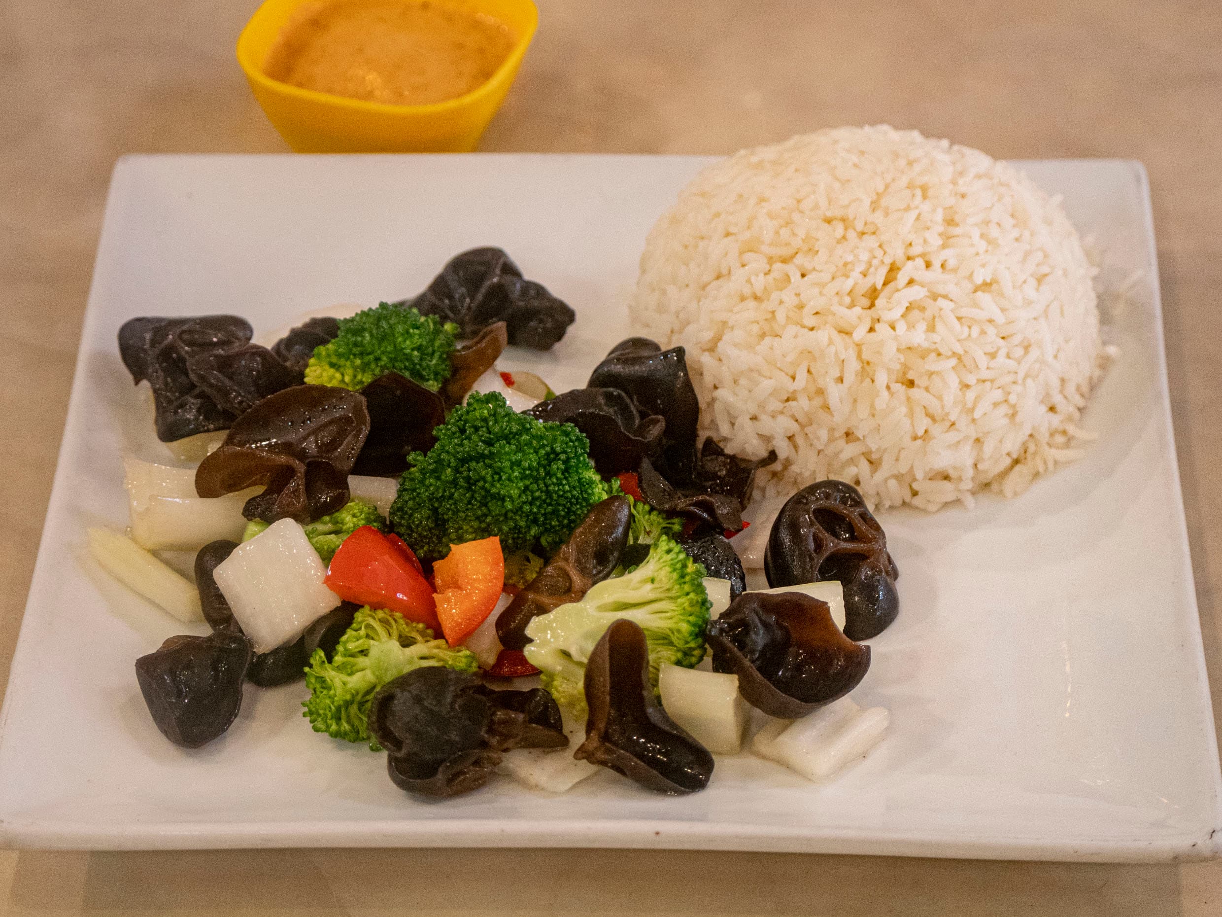 Yuyo Saltado con Verdura y Arroz Blanco