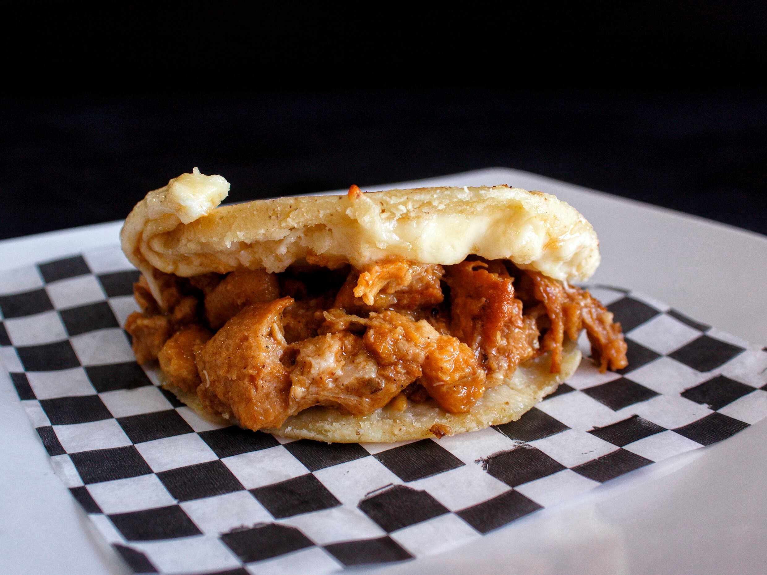 Arepa Chicharrón Guisado
