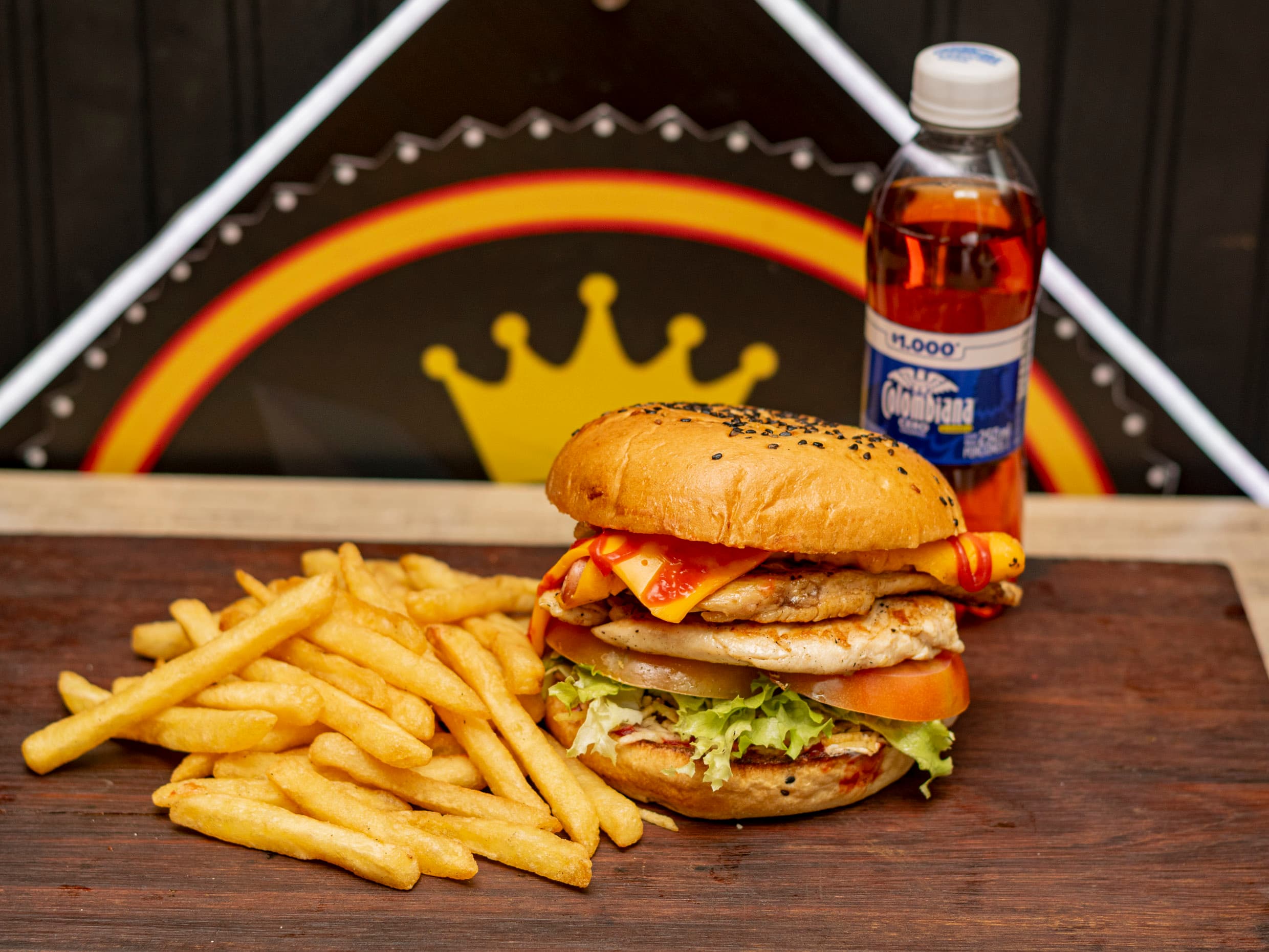 Combo Reina de Pollo + Papas + Bebida
