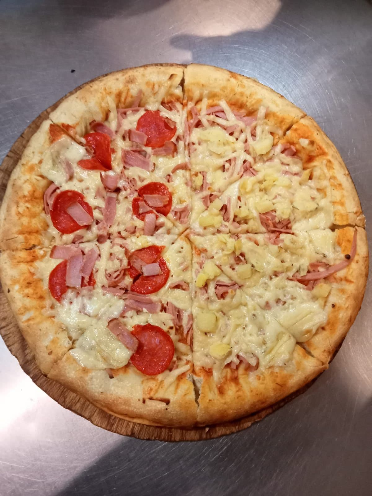 Pizza Familiar Especial (4 especialidades)