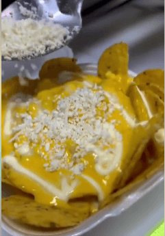 Nachos con Elote y Queso Amarillo