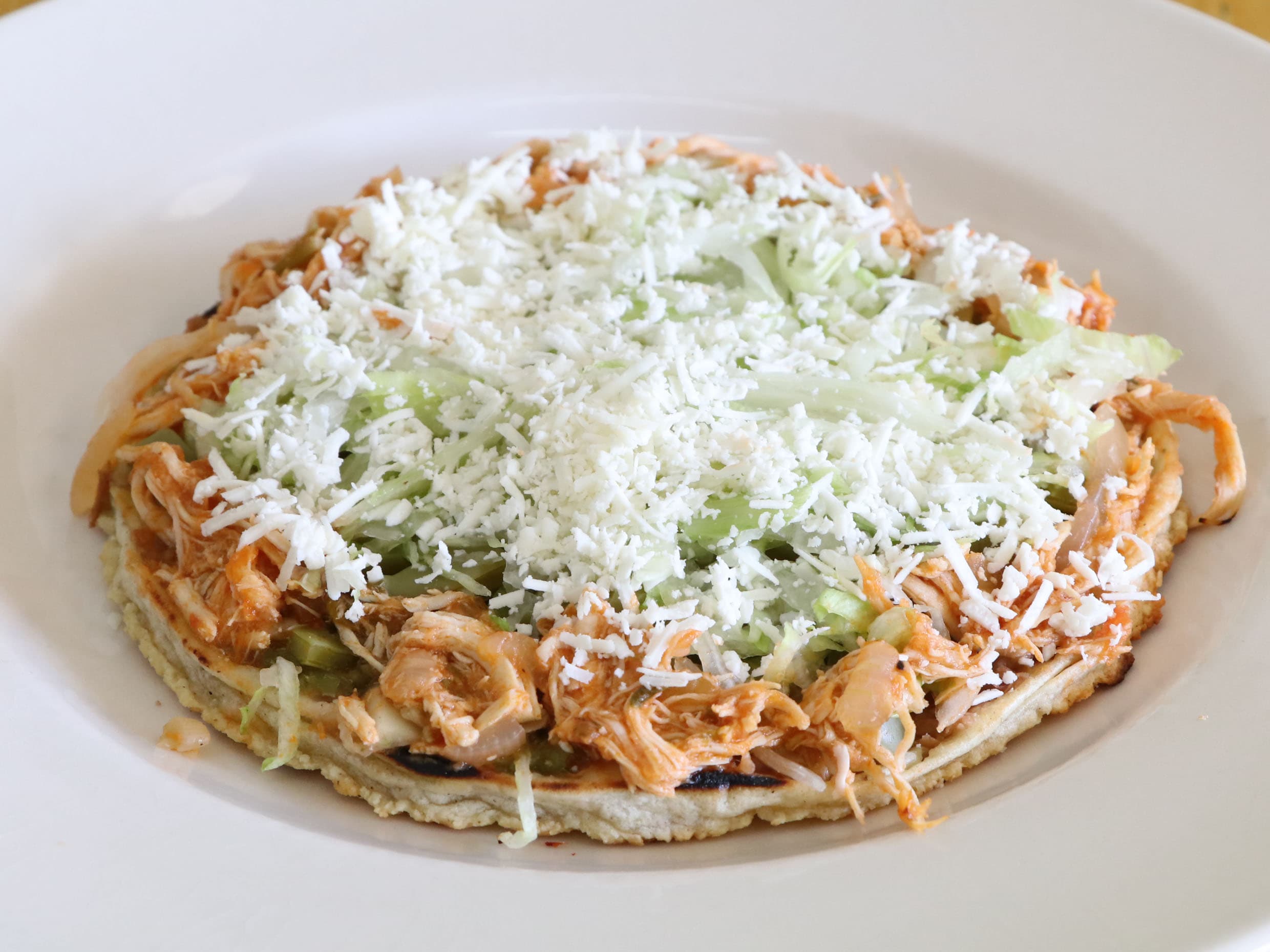 Sope de tinga de pollo