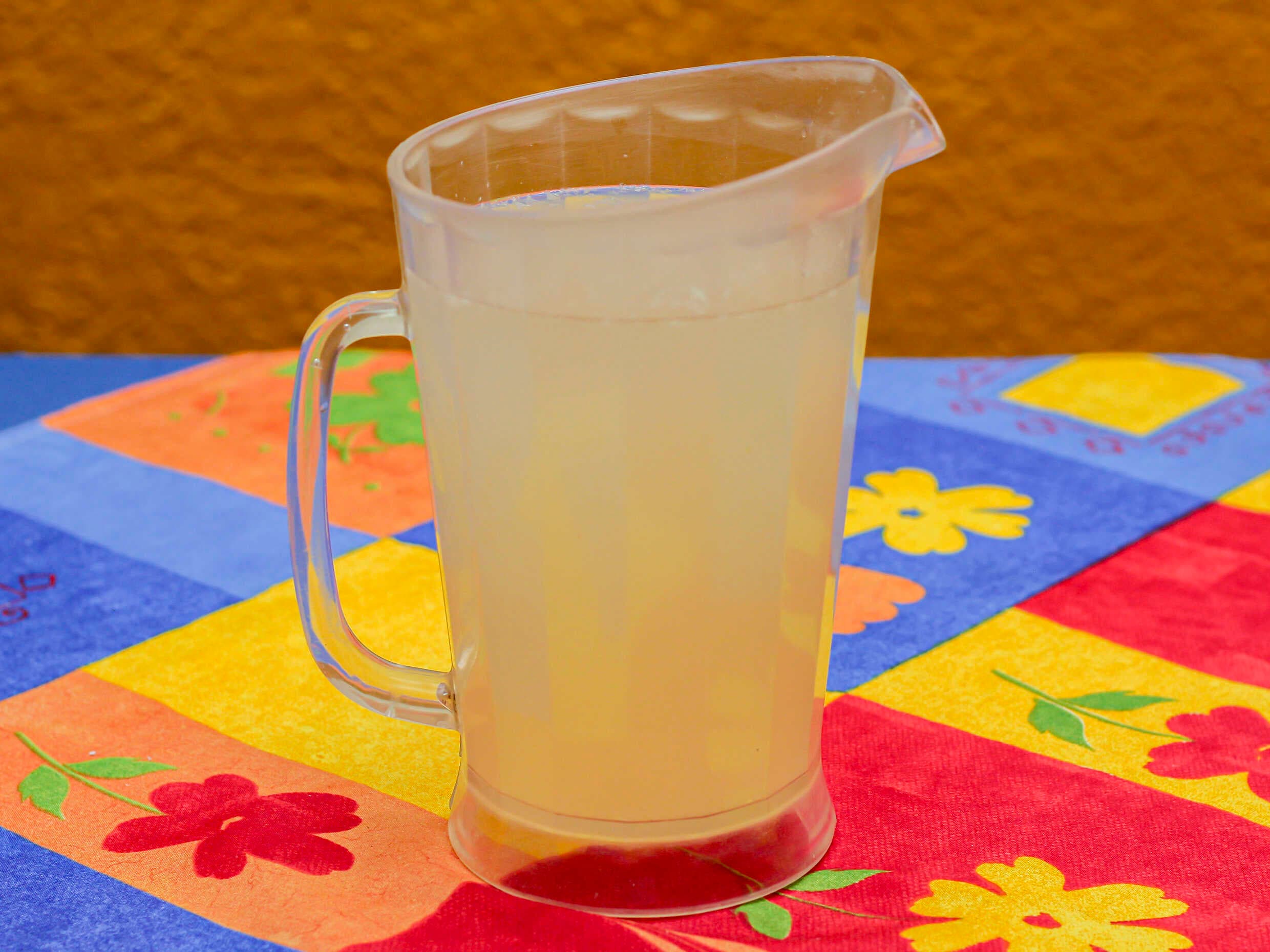 Jarra de Limonada con Agua Mineral