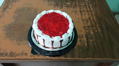 Pastel Redondo de 3 Leches con Crema de Vainilla