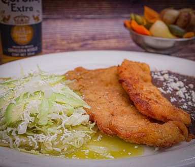 Filete Empanizado con Enchiladas y Frijoles.