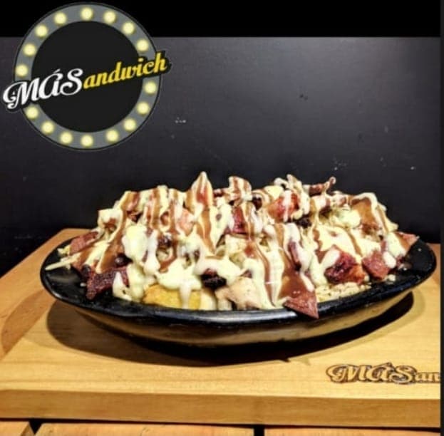 Combo Salchipapa Suprema (2 Pers) + 2 Gaseosas