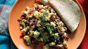 Huevos a La Mexicana con Machaca