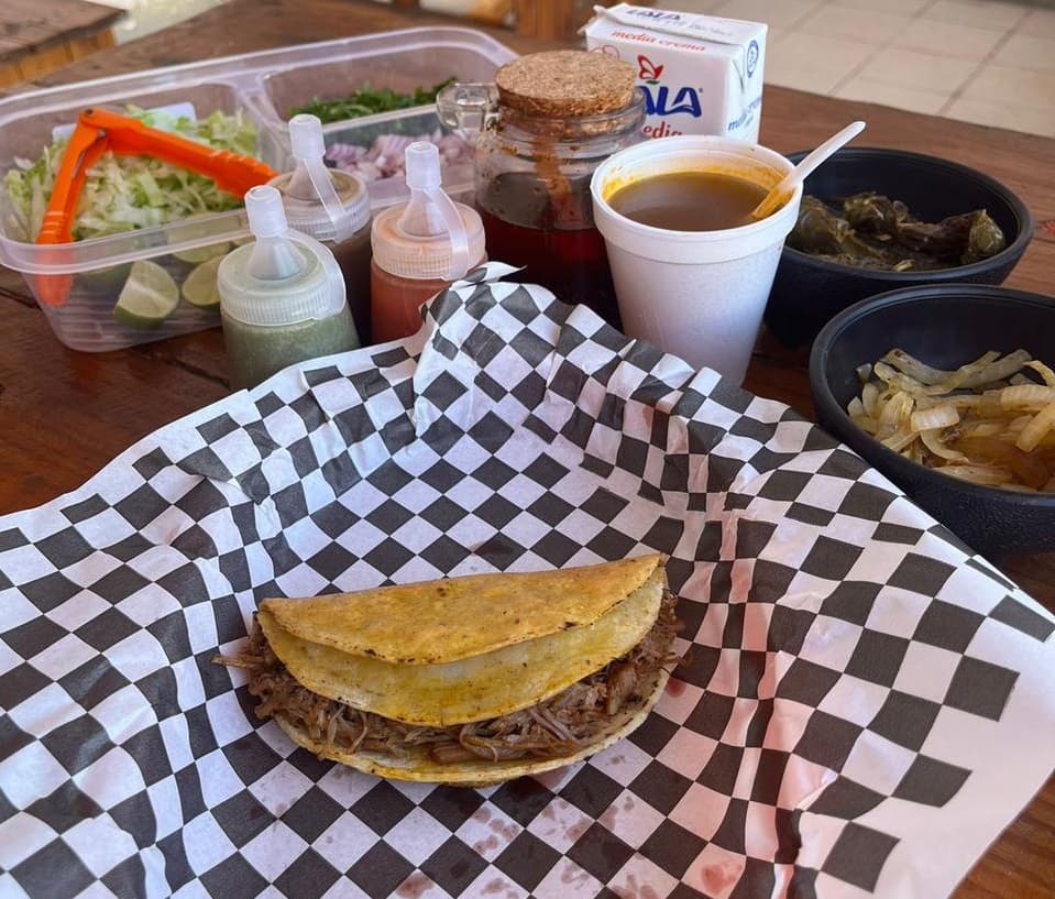 COMBO 3 TACOS DORADITOS + AGUA FRESCA Y CONSOME