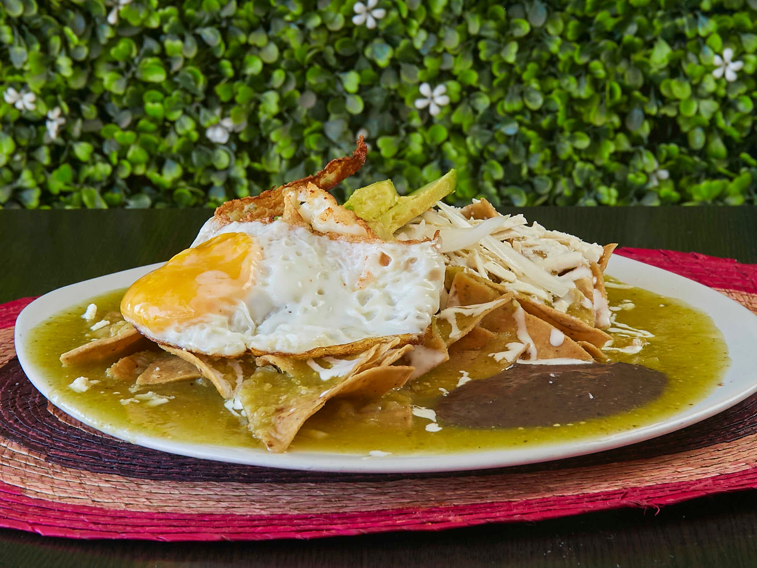 Combo: 2️⃣ Chilaquiles Jr.