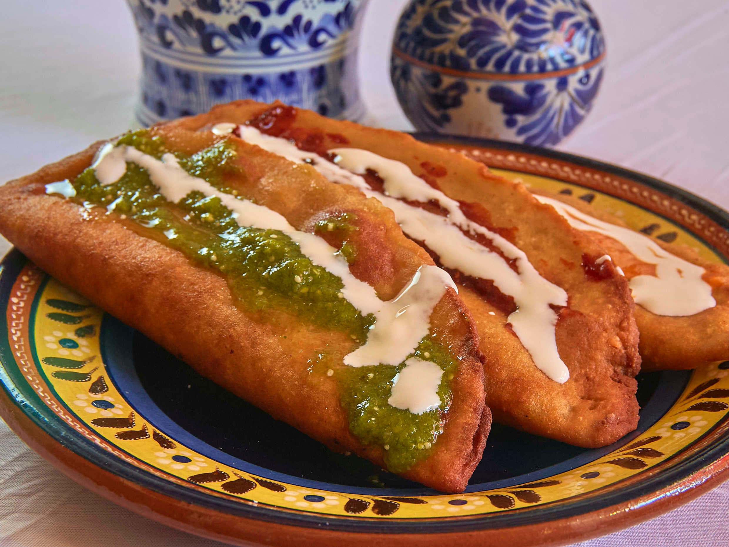 Molot de tinga con frijol y papa