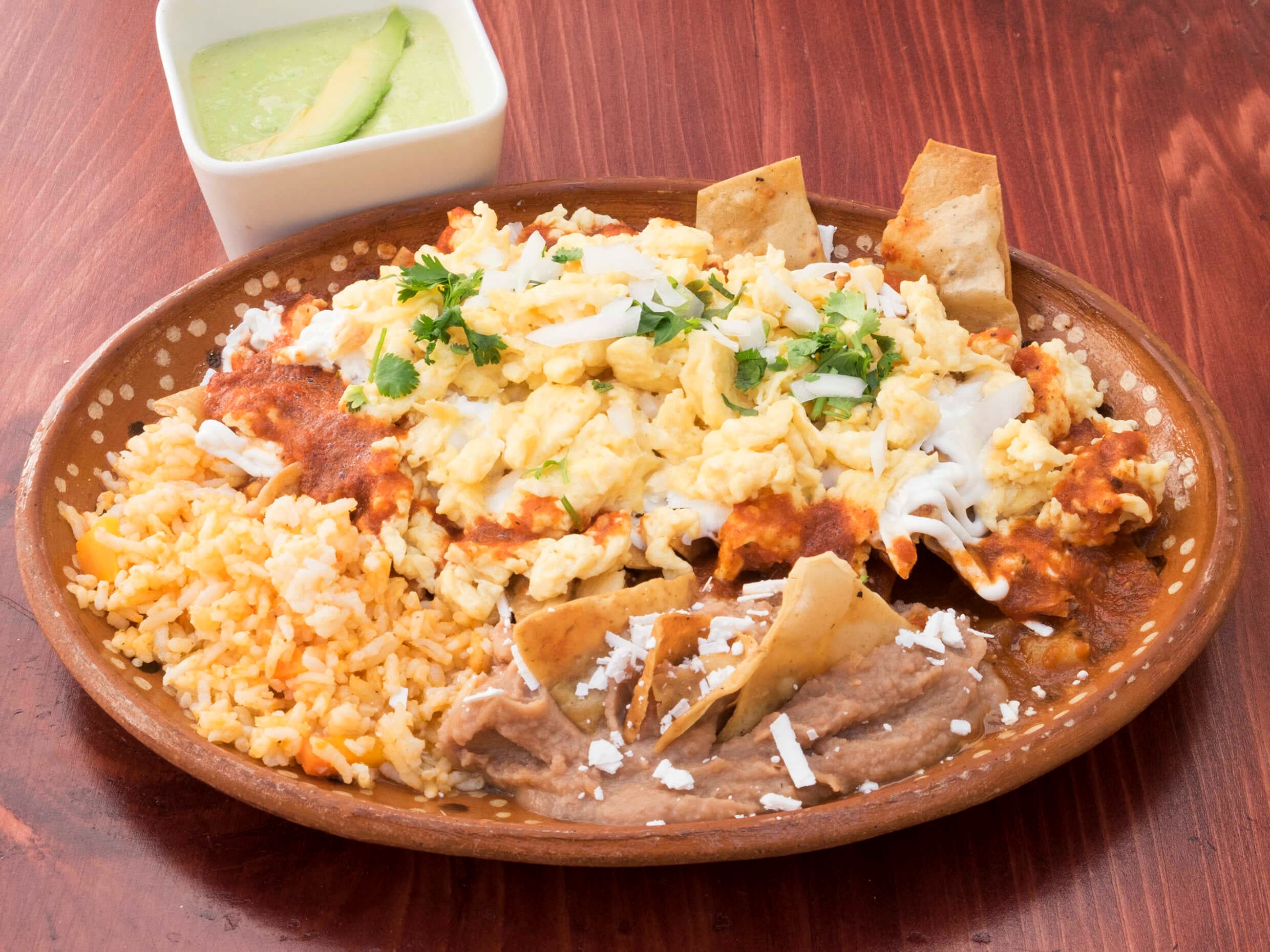 Chilaquiles rojos con huevos