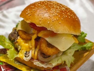 Hamburguesa aros de cebolla con papas