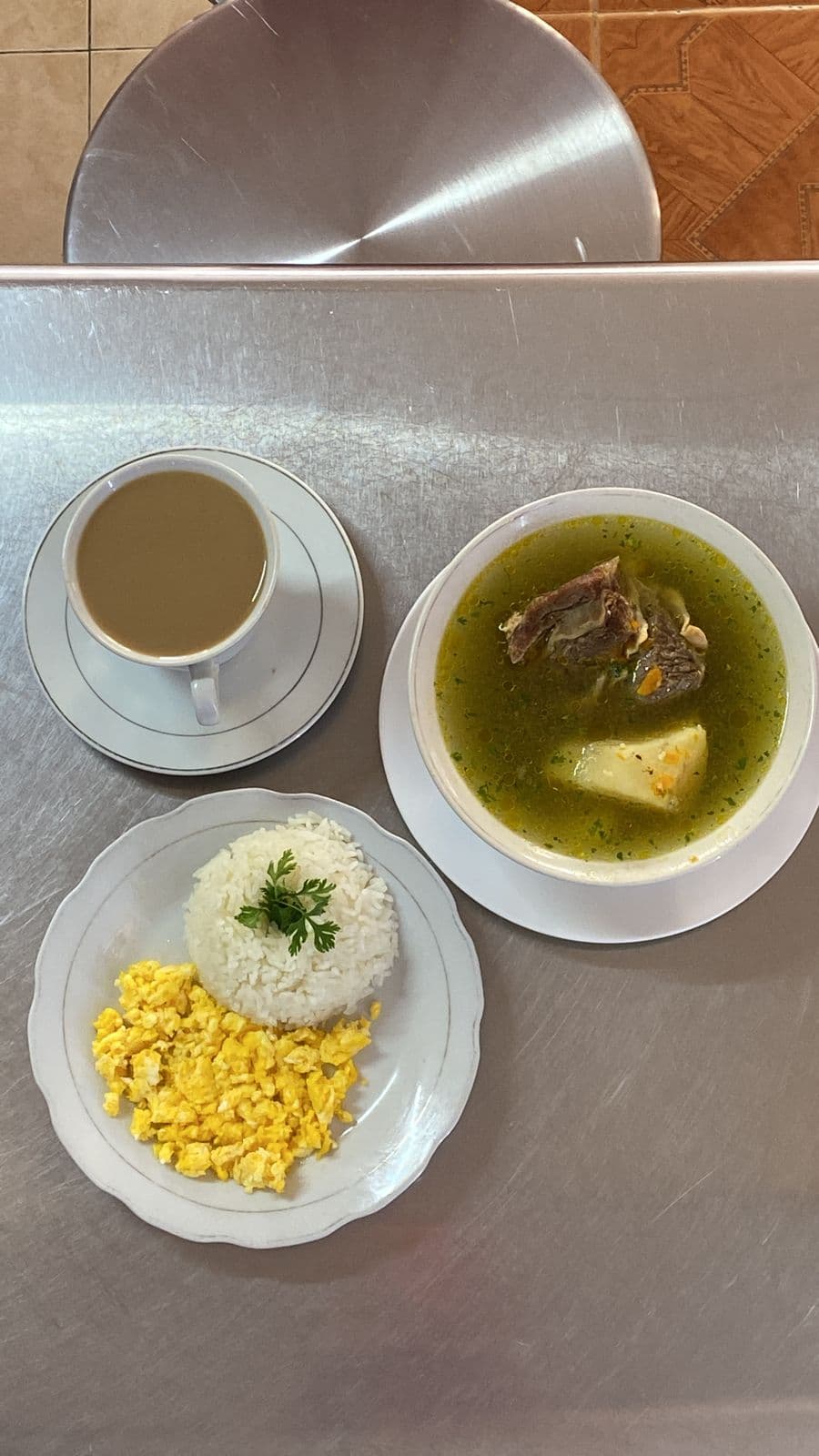 Caldo de Costilla con Arroz, Huevos y Bebida