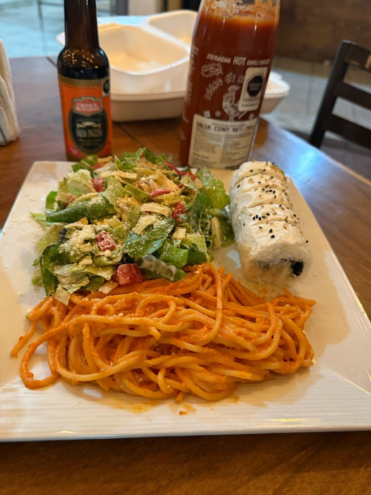 Ensalada, 1/2 Sushi Philadelphia y Espagueti