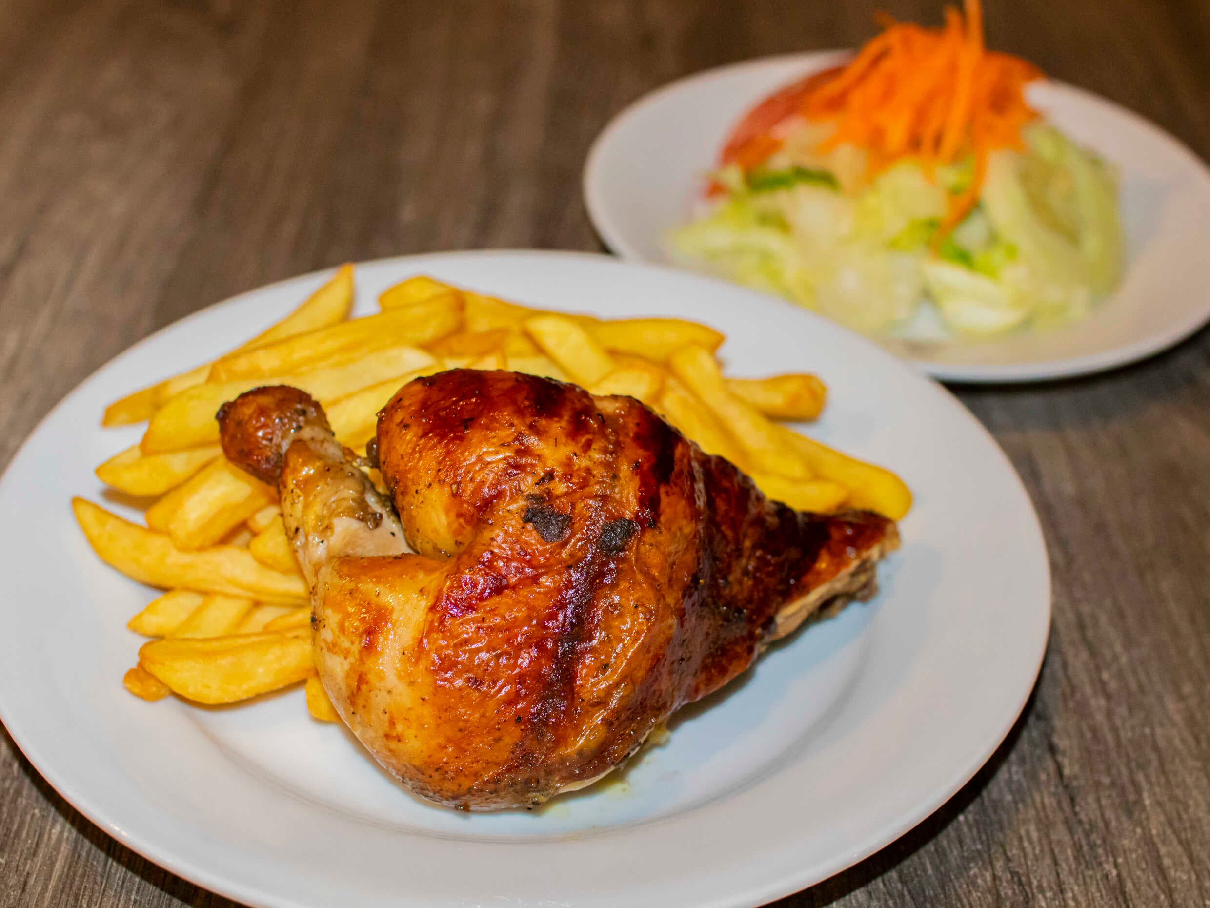 1/4 Pollo a la Brasa con Papas y Ensalada