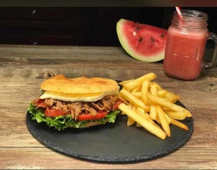 Hamburguesa de Carne Mechada
