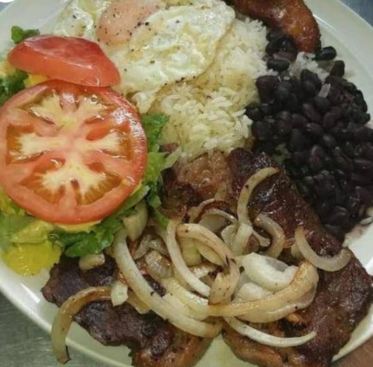 Casado con Bistec + Bebida del día