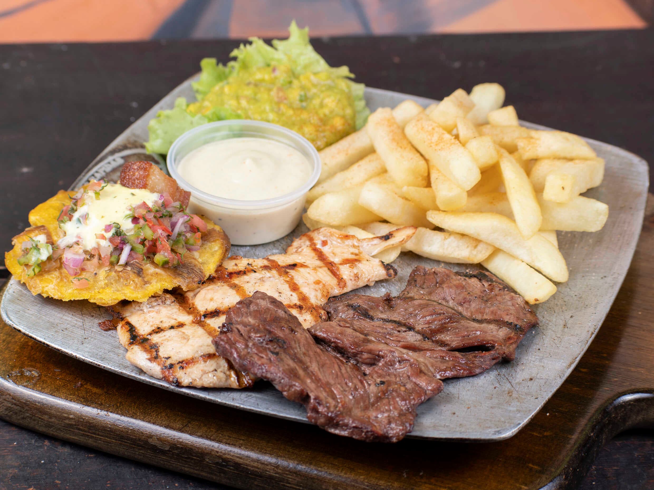 Parrilla Mixta + Limonada Natural