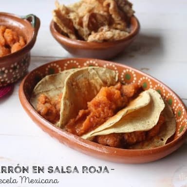 Taco de Chicharrón en Salsa Roja